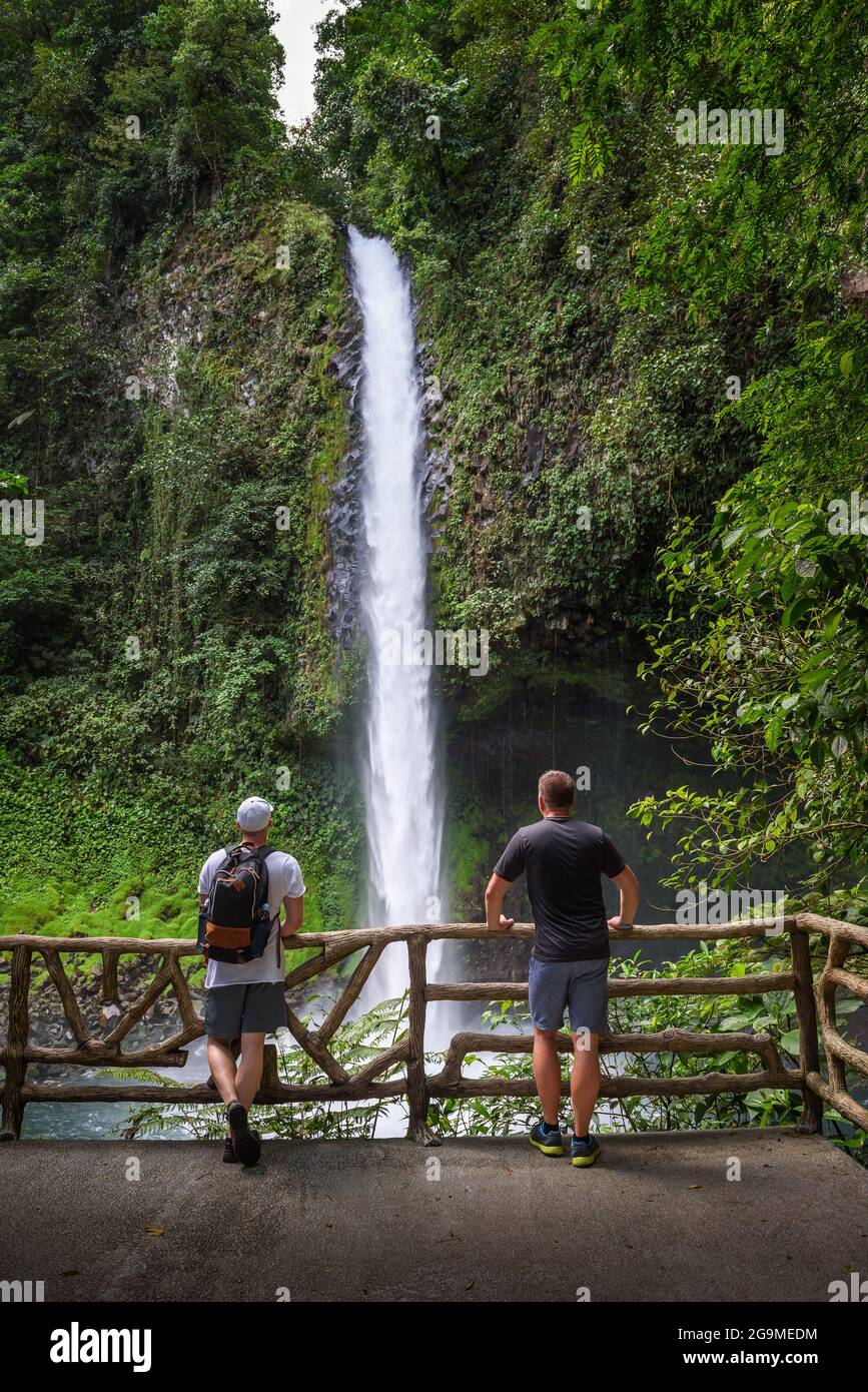 Zwei Touristen schauen sich den La Fortuna Wasserfall in Costa an Rica Stockfoto