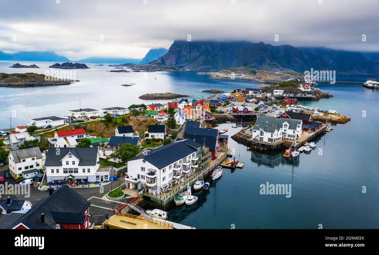 Luftaufnahme des Fischerdorfes Henningsvaer auf den Lofoten-Inseln in Norwegen Stockfoto