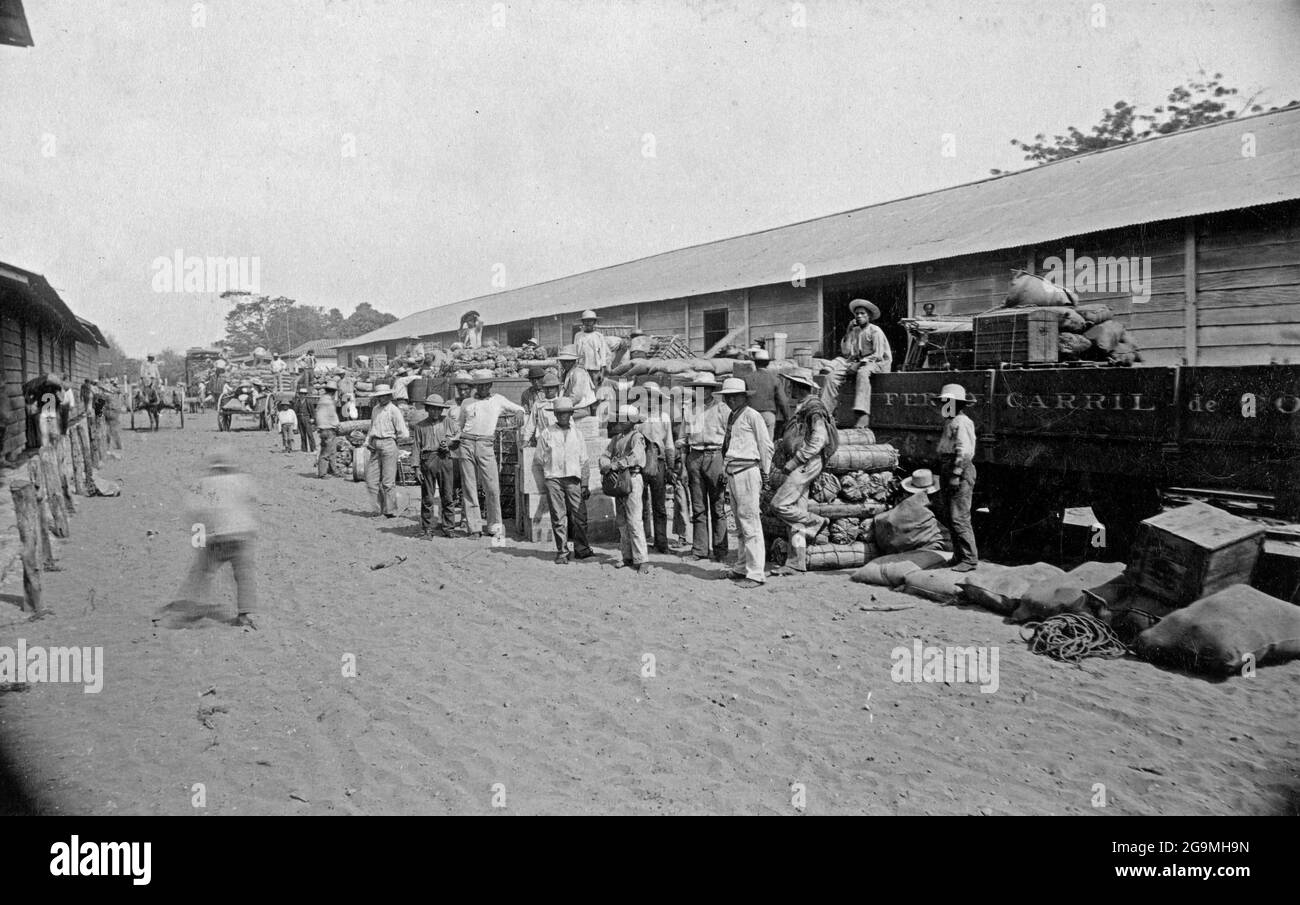 PUNTARENAS, COSTA RICA - ca. 1880-1900 - Arbeiter mit Fracht (wahrscheinlich Bananen und Kaffee unter ihnen) im Eisenbahndepot in Puntarenas, Costa Rica Stockfoto