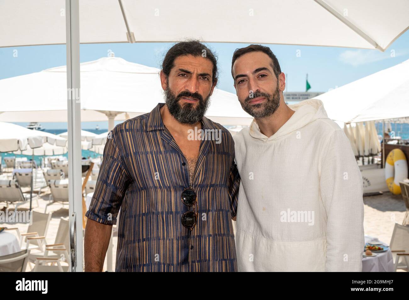 L-R : der türkisch-deutsche Schauspieler Numan Acar posiert mit dem saudischen Produzenten Mohammed Al Turki während der 74. Filmfestspiele von Cannes am 10. Juli 2021 in Cannes, Frankreich. Foto von Ammar Abd Rabbo/ABACAPRESS.COM Stockfoto