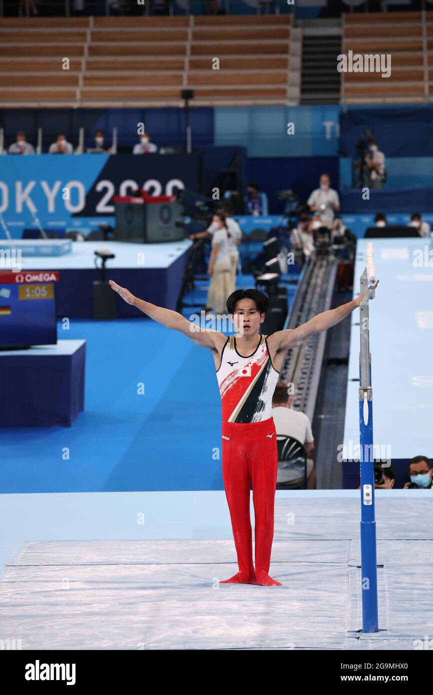 Tokio, Japan. Juli 2021. Die japanische Kazuma Kaya tritt während des Finales der Männer im Kunstturnen-Team von Tokio 2020 im Ariake Gymnastik Center in Tokio, Japan, am 26. Juli 2021, in den Parallelbarren an. Kredit: Koji Aoki/AFLO SPORT/Alamy Live Nachrichten Stockfoto