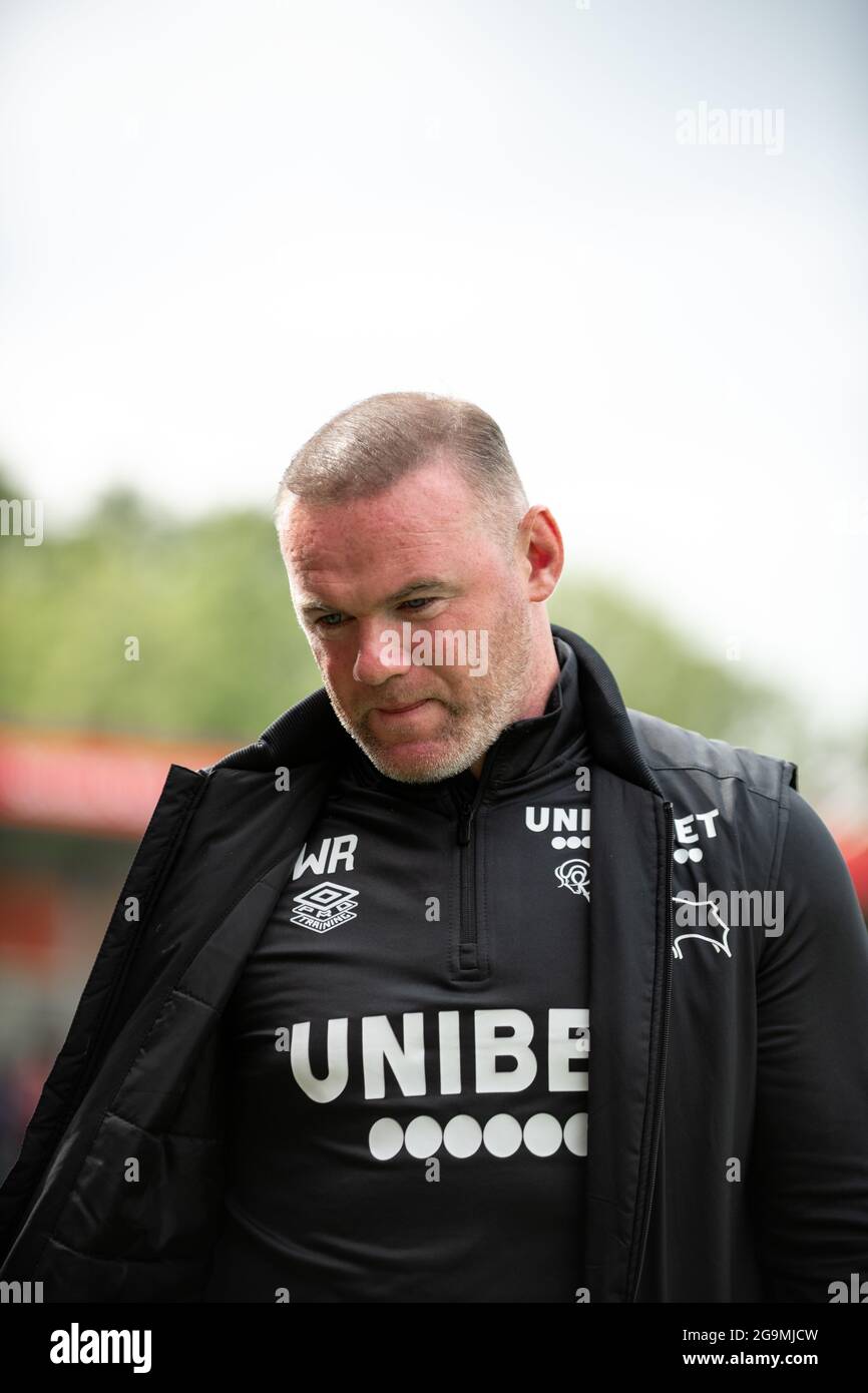 SALFORD. VEREINIGTES KÖNIGREICH. Salford City 2-1 Derby County. Derby County Manager Wayne Rooney beobachtet, wie sein Team von Salford City gegen 2-1 geschlagen wird. Juli 2021. Stockfoto