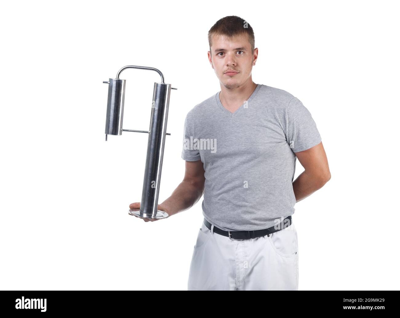Foto eines jungen Mannes mit Borsten, der den Destillierer mit Mondschein hält Stockfoto