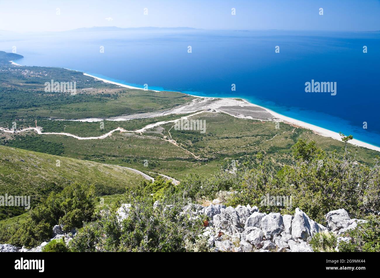 Panoramaküste Südalbaniens in der Nähe des Llogara-Passes Stockfoto