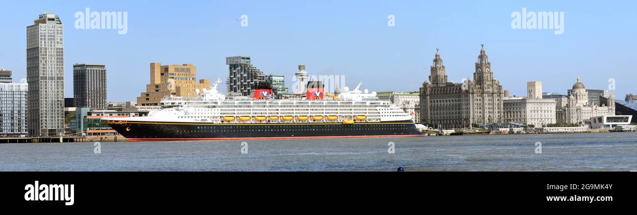 LIVERPOOL, VEREINIGTES KÖNIGREICH - 15. Jul 2021: Blick auf das Disney Magic Cruise-Schiff an einer weltberühmten Uferpromenade in Liverpool, Vereinigtes Königreich Stockfoto