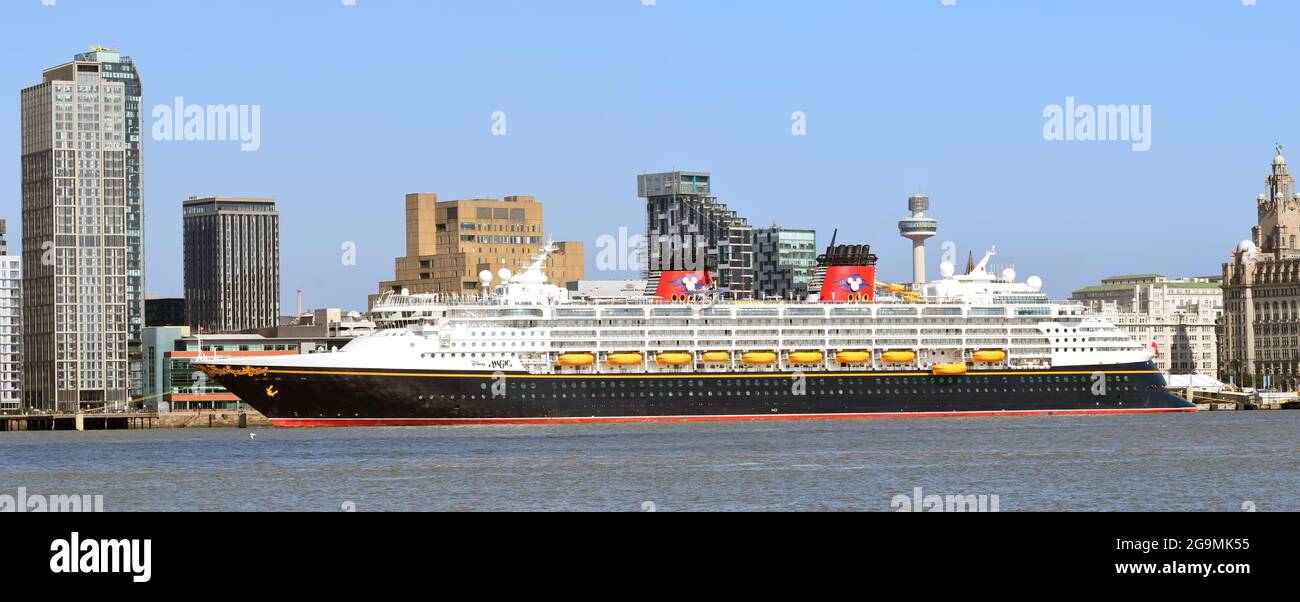 LIVERPOOL, VEREINIGTES KÖNIGREICH - 15. Jul 2021: Blick auf das Disney Magic Cruise-Schiff an einer weltberühmten Uferpromenade in Liverpool, Vereinigtes Königreich Stockfoto