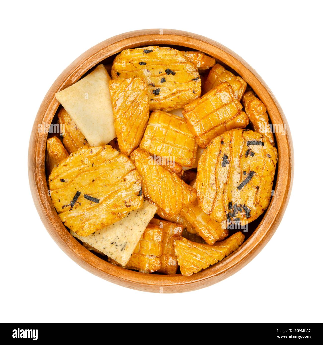 Senbei, japanische Reiscracker, in einer Holzschüssel. Auch halbherzige, knusprige, mundgerechte und herzhafte Snacks, in verschiedenen Formen und Größen, leicht gesalzen. Stockfoto