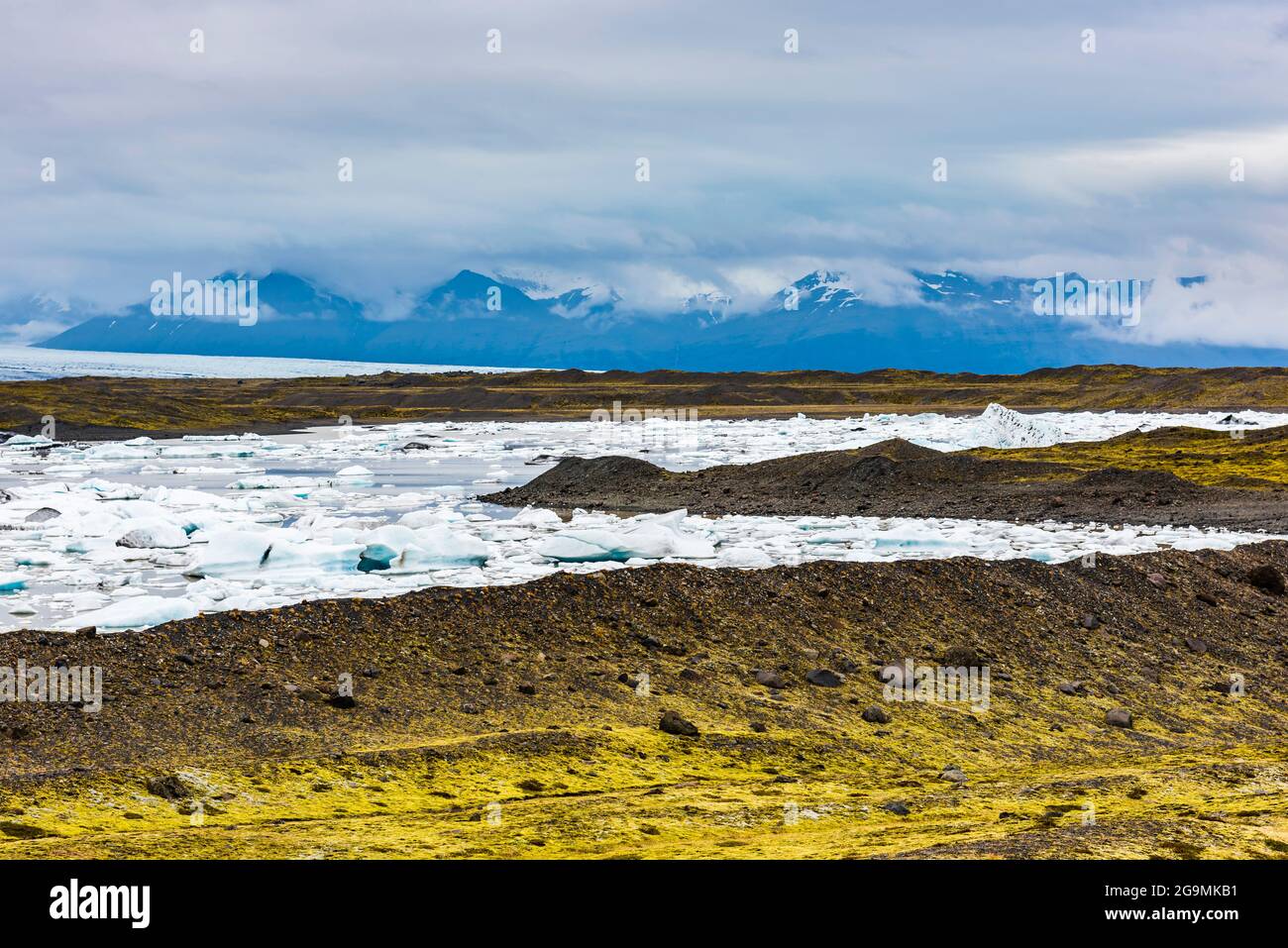 Entfernte Berge an der Fjallsarlon Glacial Lagoon, Island Stockfoto