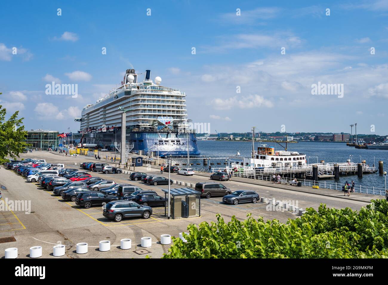 Kiel Hotspot für Kreuzfahrten in die Ostsee am Kieler Ostseekai das Kreuzfahrschiff Mein Schiff 6 vor dem Auslaufen Stockfoto