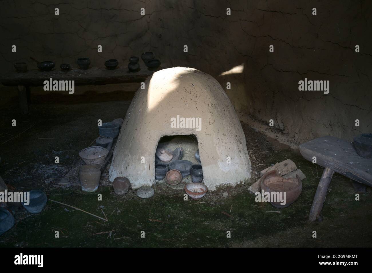 Prähistorische Töpferofen in einer dunklen Schlammhütte, Kopierraum, ausgewählter Fokus, enge Schärfentiefe Stockfoto