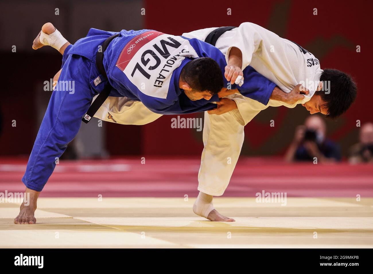 27. Juli 2021, Japan, Tokio: Judo: Olympia, - 81 kg, Männer, Finale in Nippon Budokan. Takanori Nagase aus Japan gegen Saeid Mollaei (blaue) Mongolei. Foto: Oliver Weiken/dpa Stockfoto