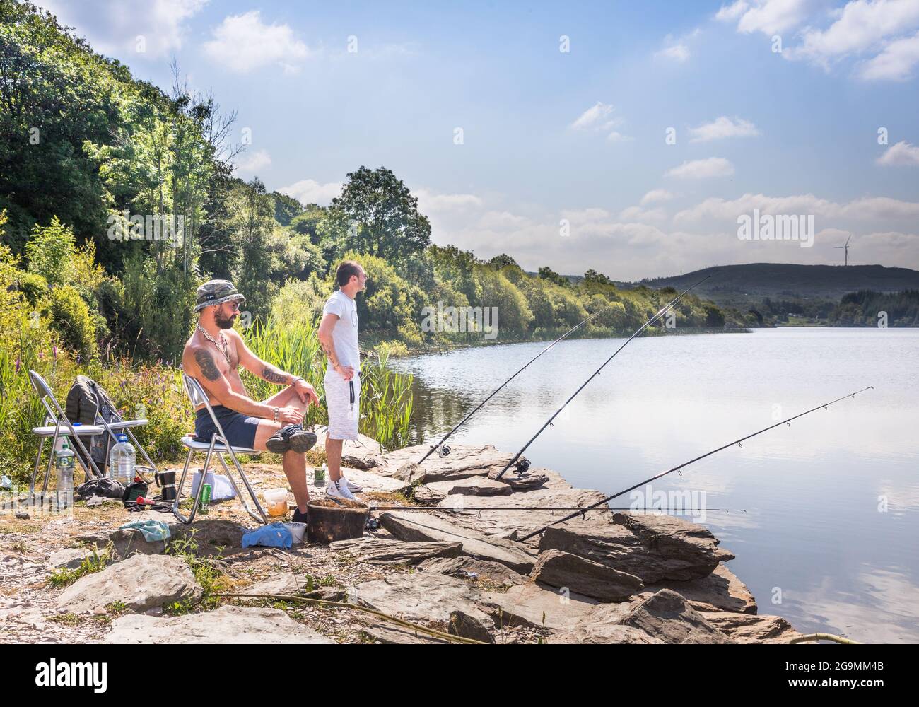 Ballingeary, Cork, Irland. Juli 2021. Die Fischer Adrian Dami und Mike Figueredo aus Italien verbringen einen heißen Sommertag am Ufer des Lough Aulla Stockfoto
