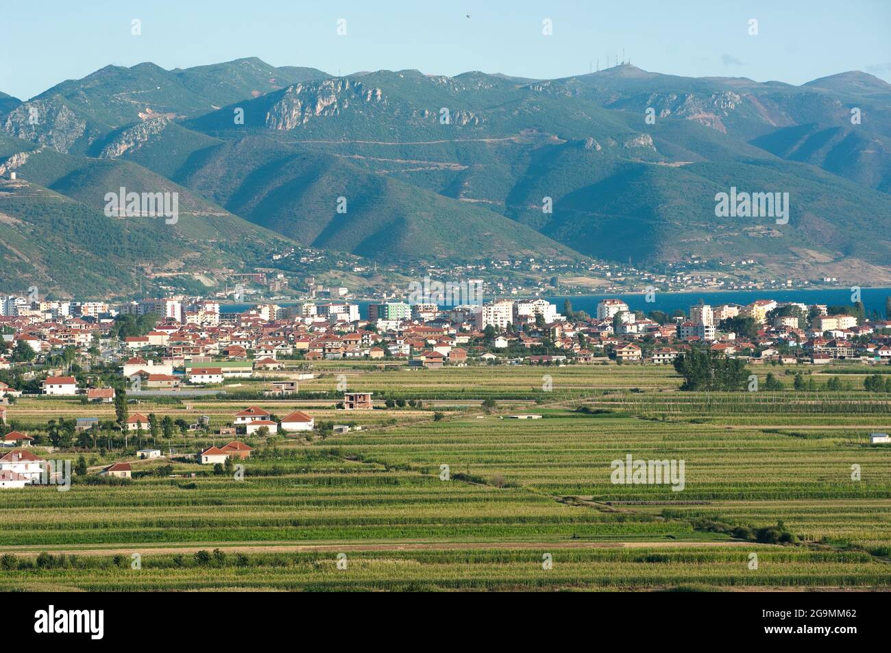 Pogradec ist eine Stadt im Südosten Albaniens, die am Ufer des Ohrid-Sees liegt Stockfoto
