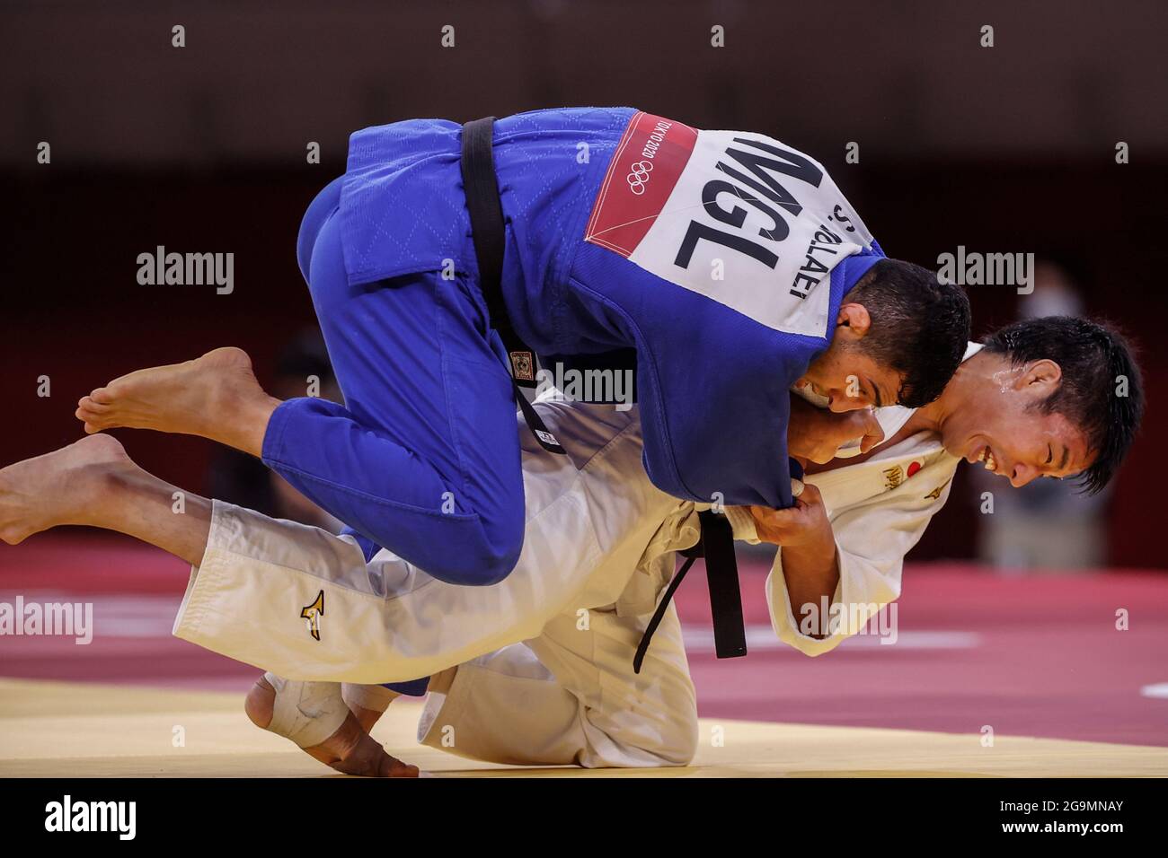 Tokio, Japan. Juli 2021. Judo: Olympia, - 81 kg, Männer, Finale in Nippon Budokan. Takanori Nagase aus Japan gegen Saeid Mollaei (blau) aus der Mongolei. Quelle: Oliver Weiken/dpa/Alamy Live News Stockfoto