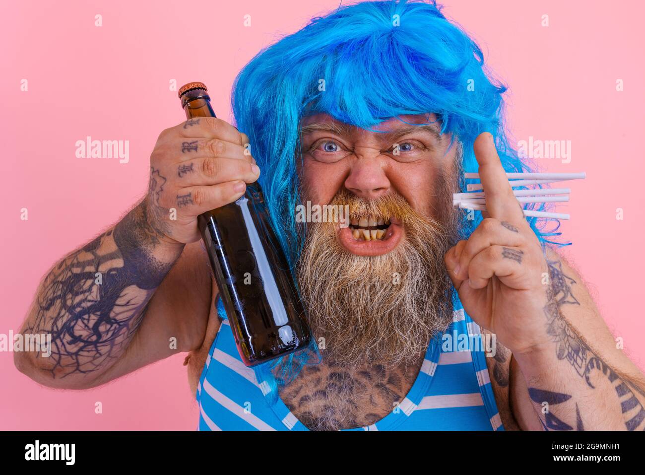 Fetter Mann mit Bart und Perücke raucht Zigaretten und trinkt Bier Stockfoto