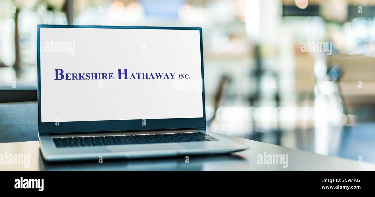 POZNAN, POL – 3. JUL 2021: Laptop-Computer mit Logo von „The Hote“, einem amerikanischen multinationalen Konzern mit Sitz in POZNAN, USA Stockfoto