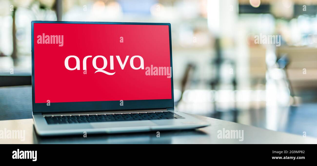 POZNAN, POL - 10. JUL 2021: Laptop-Computer mit Logo von Arqiva, einem Telekommunikationsunternehmen, das Infrastruktur und Broadcast-Transmiss bereitstellt Stockfoto