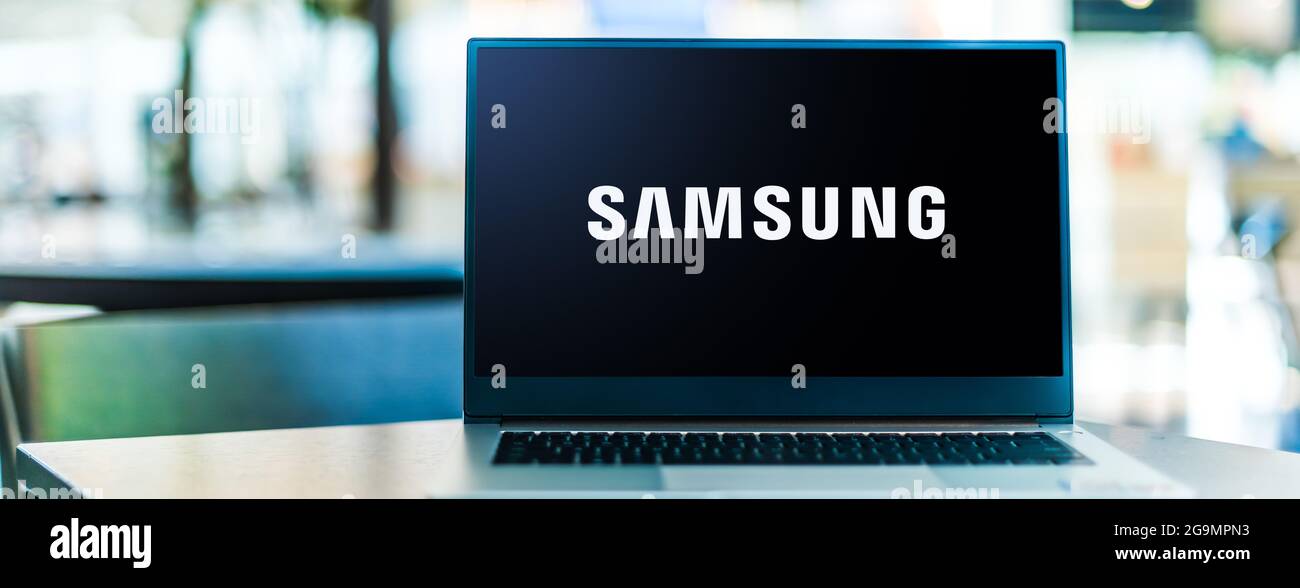 POZNAN, POL – 12. JUNI 2021: Laptop-Computer mit Logo von Samsung Electronics, einem südkoreanischen multinationalen Elektronikunternehmen mit Hauptsitz in Stockfoto