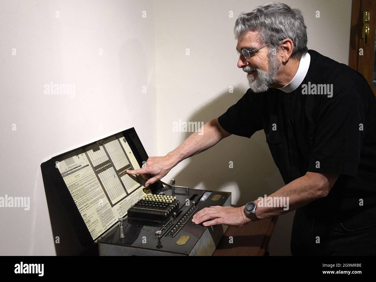 Päpstlicher Astronom der Jesuitenbruder Guy Consolmagno, seit 2015 Direktor der Vatikanischen Sternwarte, blickt am 2021. Juni im Hauptquartier der ‘Specola Vatican’ (Vatikanische Sternwarte) in Castel Gandolfo, Italien, 14 durch das ‘Carte du Ciel’-Teleskop, ein Modell aus dem 19. Jahrhundert mit einer Brennweite von 360 cm. 2021. Die Vatikanische Sternwarte, eine der ältesten astronomischen Forschungseinrichtungen der Welt, hat ihren Sitz in der päpstlichen Sommerresidenz in Castel Gandolfo, außerhalb Roms. Für die erste Vorahnung der Sternwarte kann auf die Verfassung von Papst Gregor XIII von A zurückverfolgt werden Stockfoto