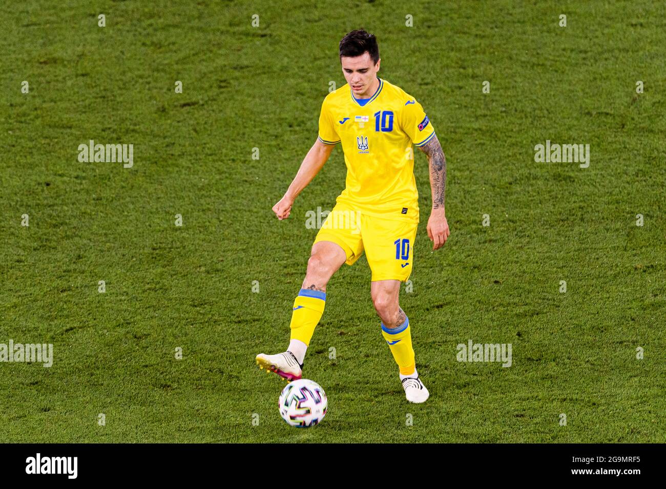 Rom, Italien - 03. Juli: Mykola Shaparenko aus der Ukraine kontrolliert den Ball während des UEFA Euro 2020 Championship Quarter-final matches zwischen der Ukraine und E Stockfoto