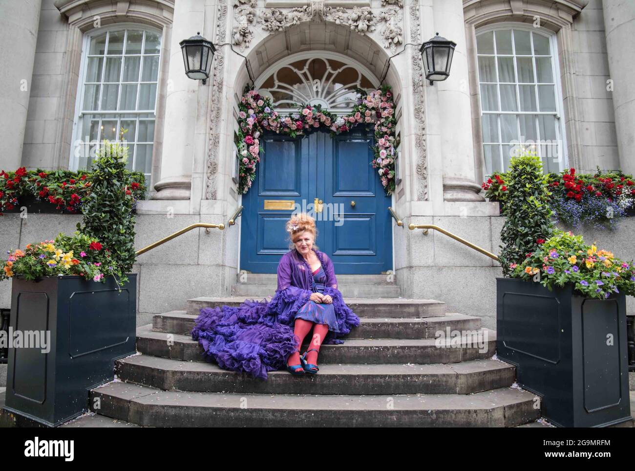 London UK 27 July 2021 im Rahmen des Kensington and Chelsea Festival 2021 wird die Performerin Eve Ferret im West End in einem fantastischen Cabaret im Chelsea Old Town Hall singen und sprießen, 12. August 2021 Eve wird ihre Songs und Geschichten aus ihrem Leben und ihren Abenteuern in den 70ern und 80ern von ‘Hairdressing bis Hollywood’ auf die Kings Road bringen. Eve wird von dem hochgelobten Pianisten Simon Wallace begleitet. Tickets, die auf ‘Pay what you want’-Basis angeboten werden – Sie können kostenlos kommen oder jemanden subventionieren, der normalerweise nicht teilnehmen könnte. Das gesamte Geld, das aus dem Ticketverkauf gesammelt wurde, fließt in die Zahlung Stockfoto