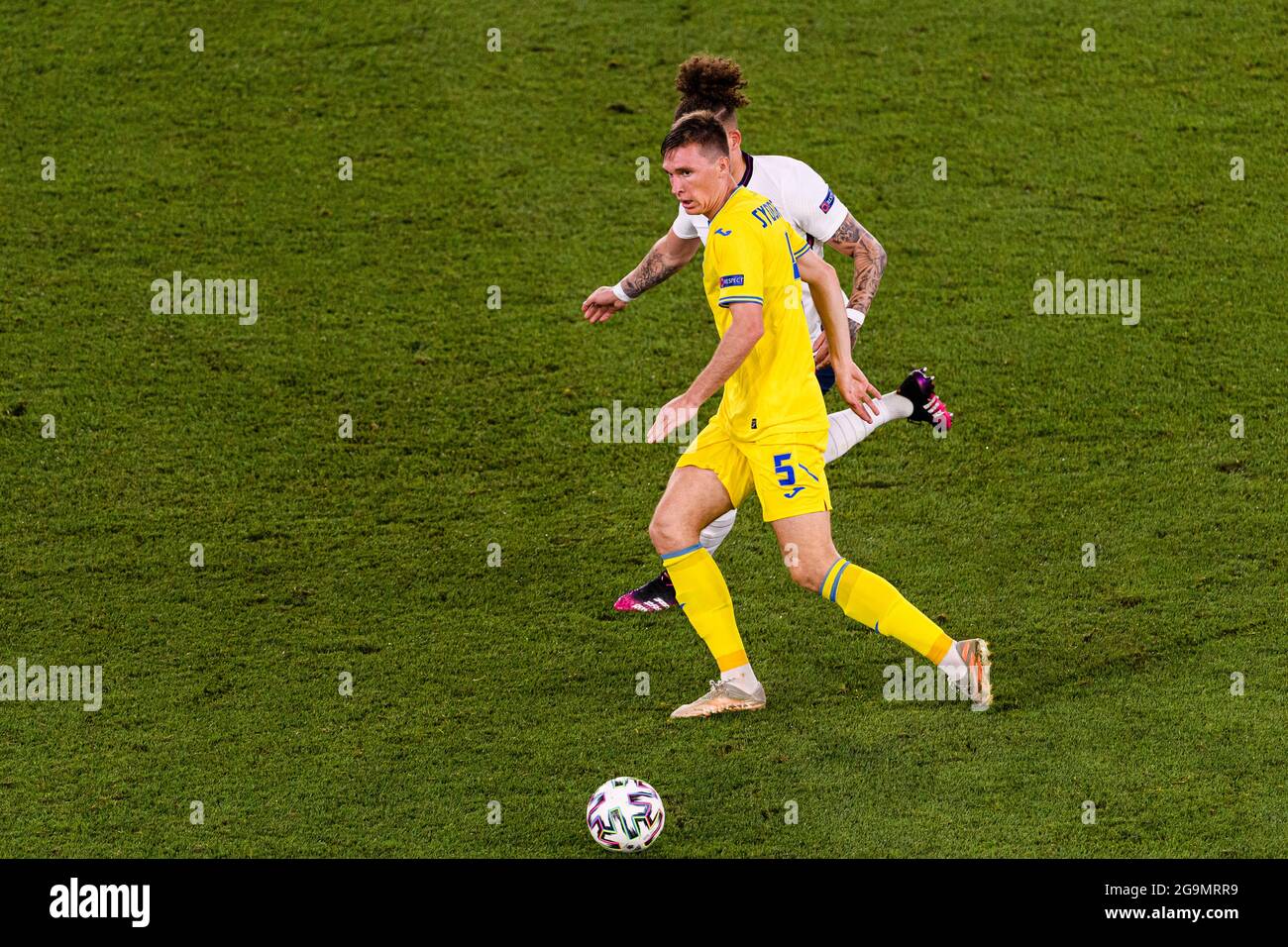 Rom, Italien - 03. Juli: Sergii Sydorchuk aus der Ukraine (L) wird während der UEFA Euro 2020 Championship Quarter-Fina von Kalvin Phillips aus England (R) gejagt Stockfoto