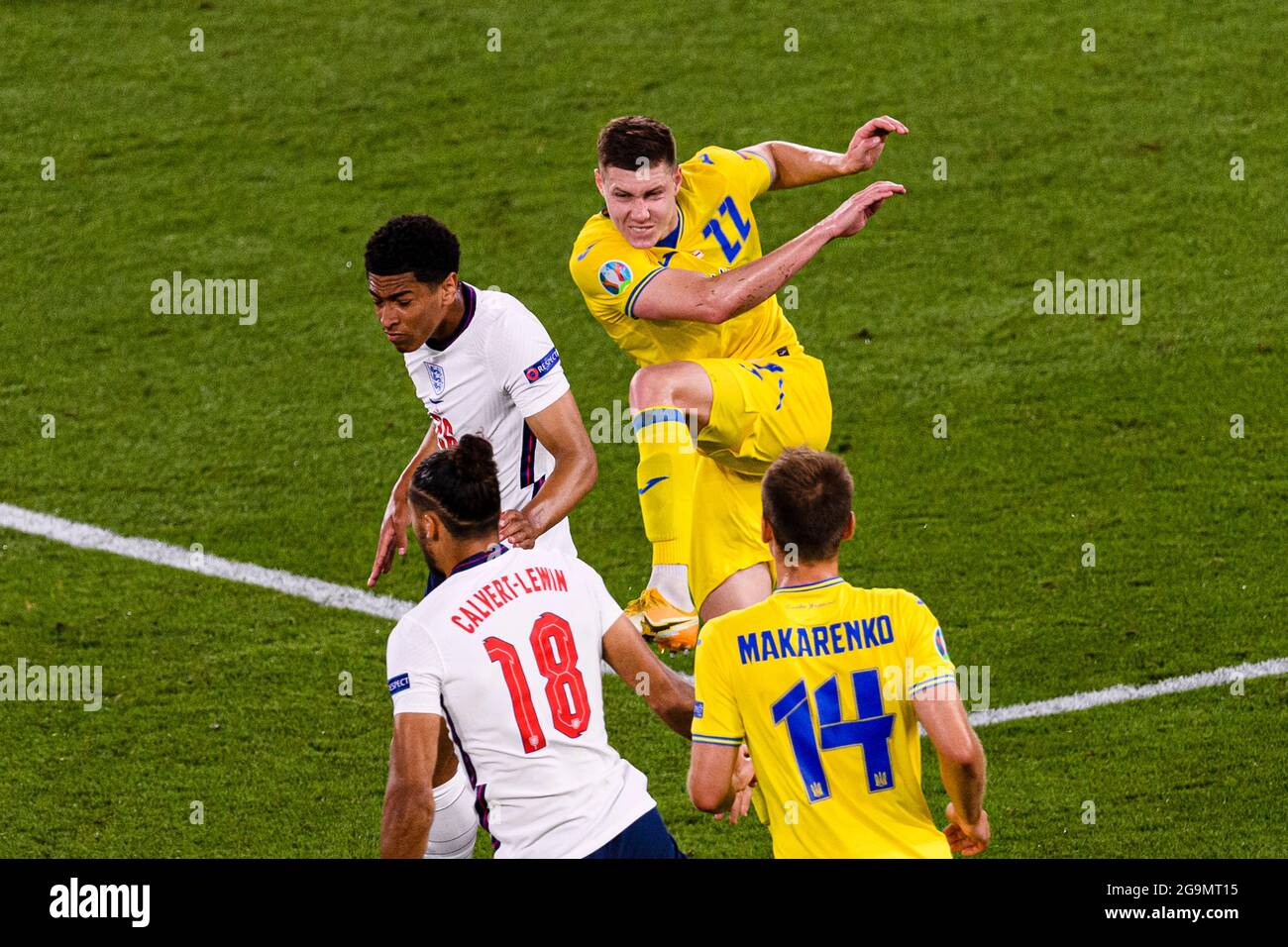 Rom, Italien - 03. Juli: Mykola Matviyenko aus der Ukraine (R) kämpft während der UEFA Euro 2020 Championshi mit Jude Bellingham aus England (L) um den Ball Stockfoto