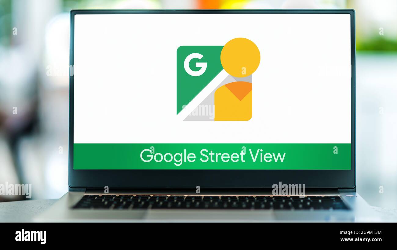 POZNAN, POL - 10. JUL 2021: Laptop-Computer mit Logo von Google Street View, einer Technologie, die in Google Maps und Google Earth zum Einsatz kommt Stockfoto