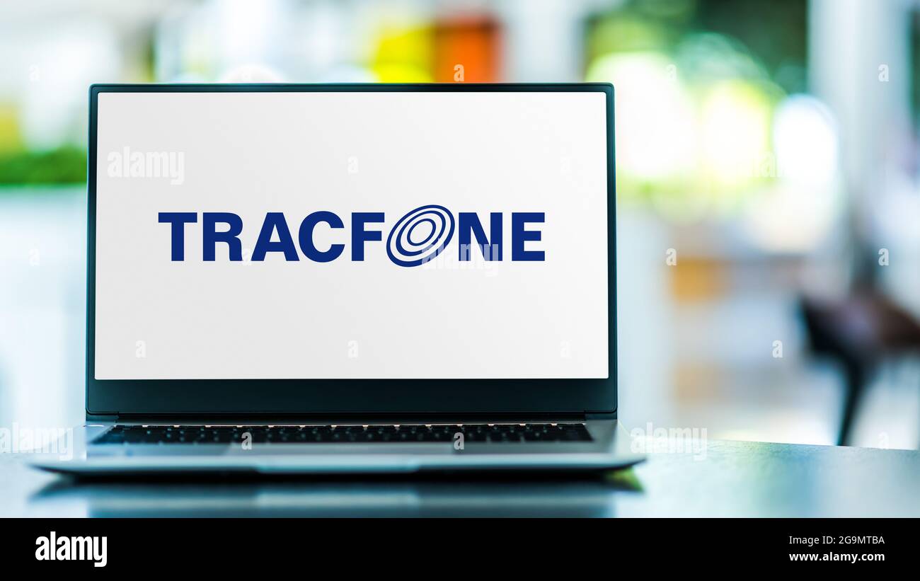 POZNAN, POL – 12. JUNI 2021: Laptop-Computer mit Logo von TracFone Wireless, Inc. (TFWI), einem amerikanischen Prepaid-Mobilfunkanbieter ohne Vertrag. Stockfoto