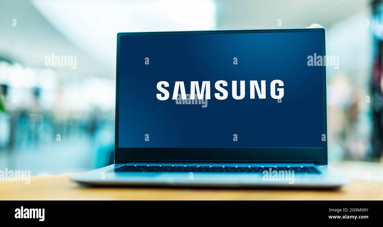 POZNAN, POL – 12. JUNI 2021: Laptop-Computer mit Logo von Samsung Electronics, einem südkoreanischen multinationalen Elektronikunternehmen mit Hauptsitz in Stockfoto