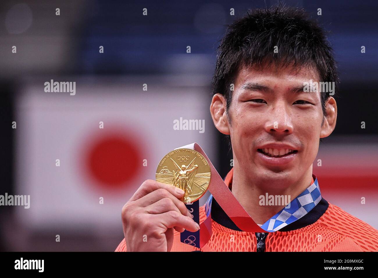 27. Juli 2021, Japan, Tokio: Judo: Olympia, - 81 kg, Männer, Finale in Nippon Budokan. Takanori Nagase aus Japan hält bei der Preisverleihung seine Goldmedaille. Foto: Oliver Weiken/dpa Stockfoto