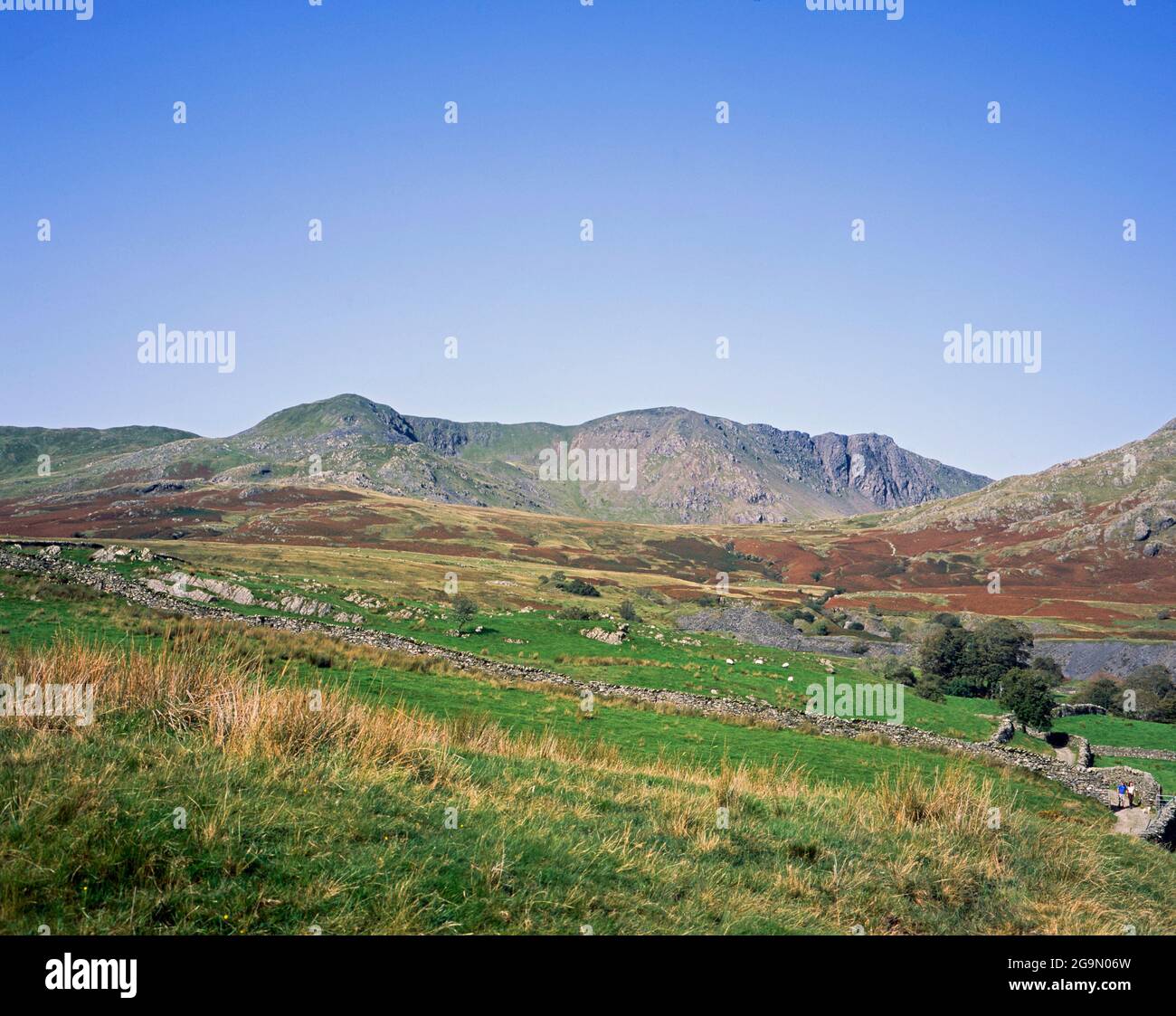 Der alte Mann von Coniston und Dow Crag aus der Nähe von Torver High Common Coniston im Lake District Cumbria England Stockfoto