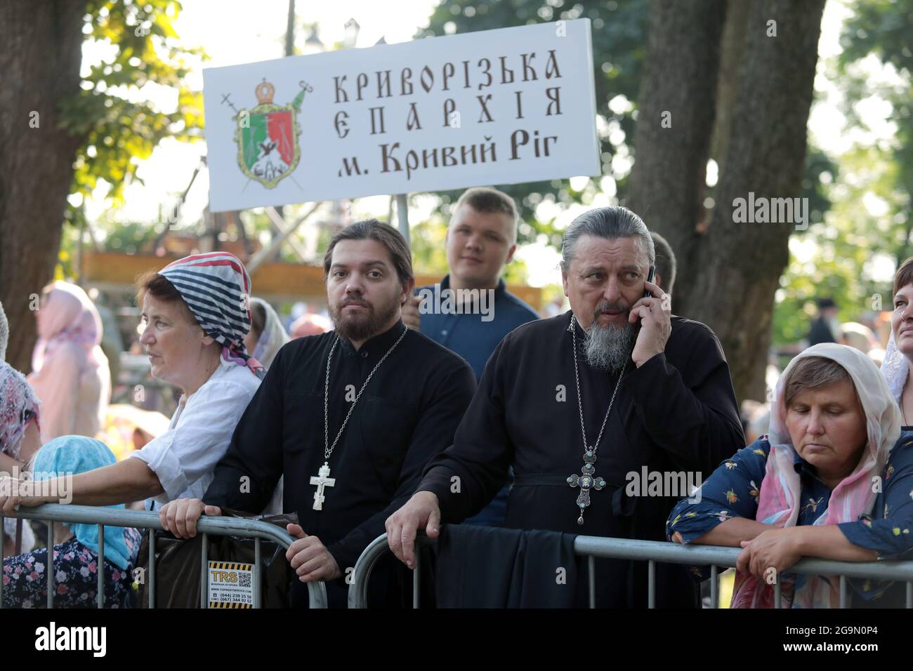 Nicht exklusiv: KIEW, UKRAINE - 27. JULI 2021 - Priester warten auf den Beginn des Gottesdienstes auf dem Wolodymyrska-Hügel (St. Wolodymyr-Hügel), der dem hl. Stockfoto
