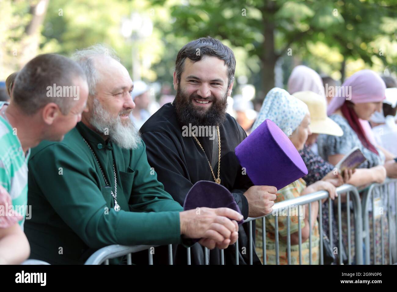 Nicht exklusiv: KIEW, UKRAINE - 27. JULI 2021 - Priester warten auf den Beginn des Gottesdienstes auf dem Wolodymyrska-Hügel (St. Wolodymyr-Hügel), der dem hl. Stockfoto