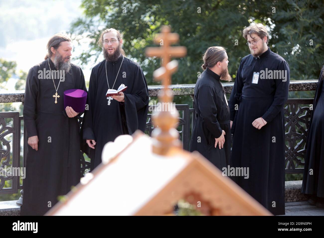 Nicht exklusiv: KIEW, UKRAINE - 27. JULI 2021 - Priester bereiten sich auf den Gottesdienst auf dem Wolodymyrsker Hügel vor, der dem 10. Gewidmet ist Stockfoto