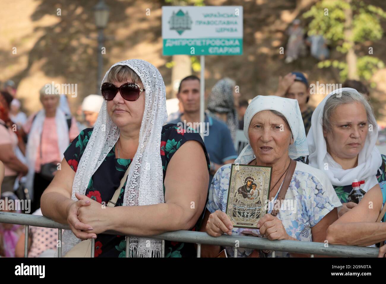 Nicht exklusiv: KIEW, UKRAINE - 27. JULI 2021 - auf dem Wolodymyrska-Hügel (St. Wolodymyr-Hügel) erwarten die Gläubigen den Beginn des Gottesdienstes Stockfoto