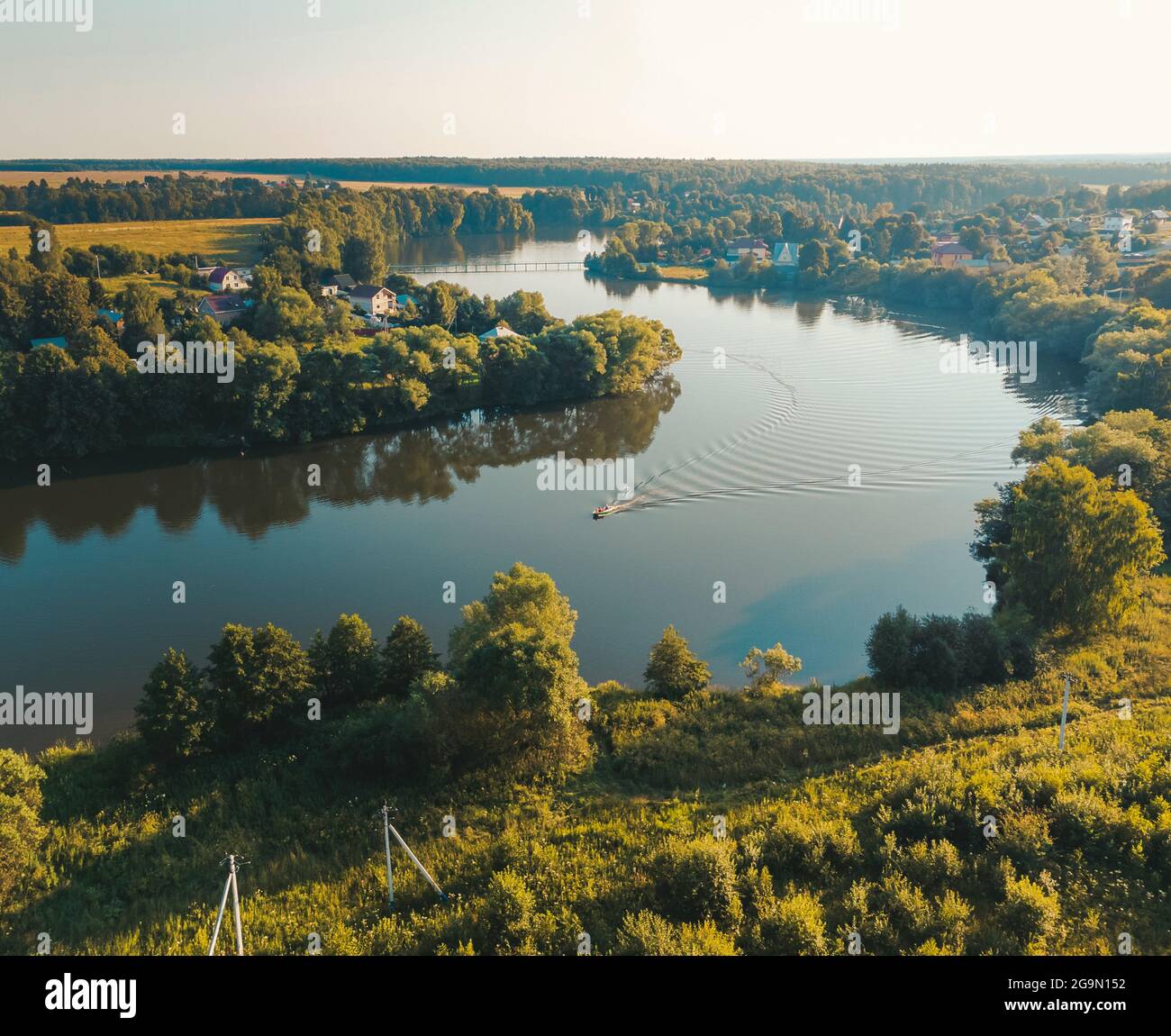Luftaufnahme des Motorbootes auf dem Fluss. Drohnenfotografie. Sommerzeit. Stockfoto