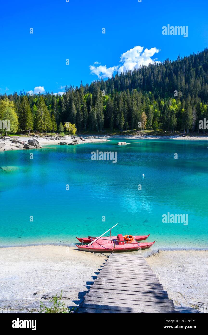 Boot am Ufer des Caumasees (Caumasee) mit kristallklarem Wasser in wunderschöner Berglandschaft bei Flims, Graubünden - Schweiz Stockfoto