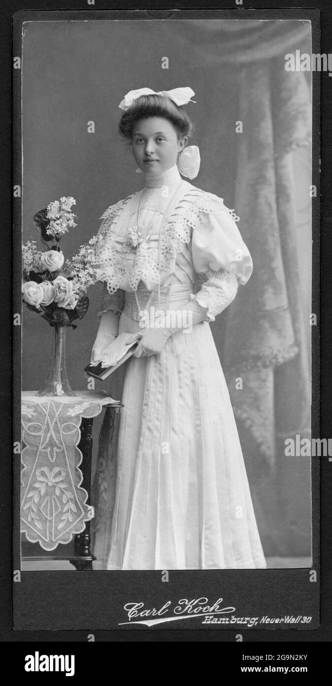 Europa, Deutschland, Hamburg, junge Dame, in festlichem Kleid, 1908, Fotografie, Werkmeister Carl Koch, ZUSÄTZLICHE-RIGHTS-CLEARANCE-INFO-NOT-AVAILABLE Stockfoto