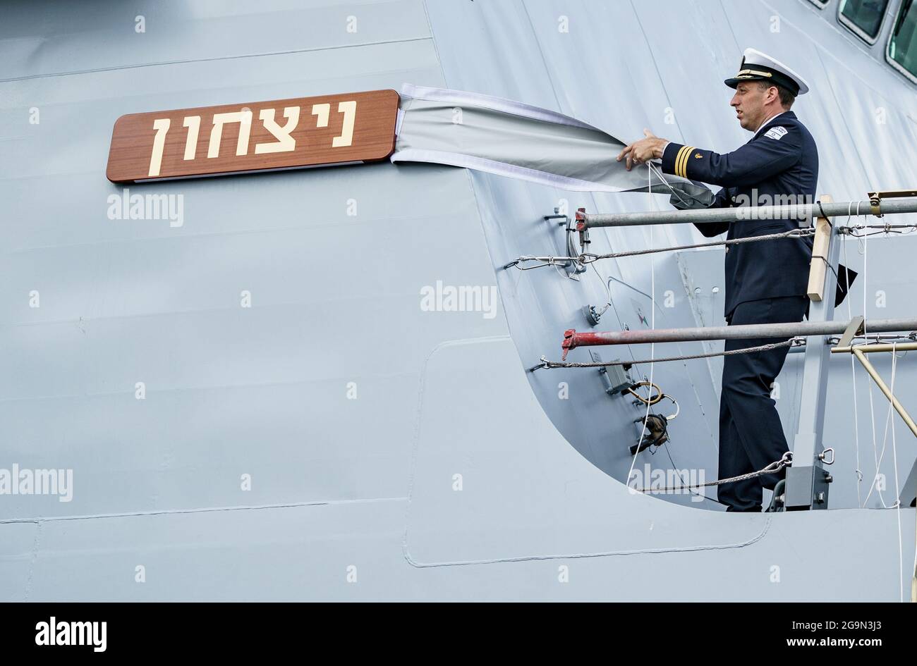 Kiel, Deutschland. Juli 2021. Eine israelische Marine enthüllt die Insignien des Schiffes I.N.S. Nitzachon (Sieg) bei der Übergabe von zwei Korvetten der Kieler Werft TKMS an die israelische Marine. Quelle: Axel Heimken/dpa/Alamy Live News Stockfoto