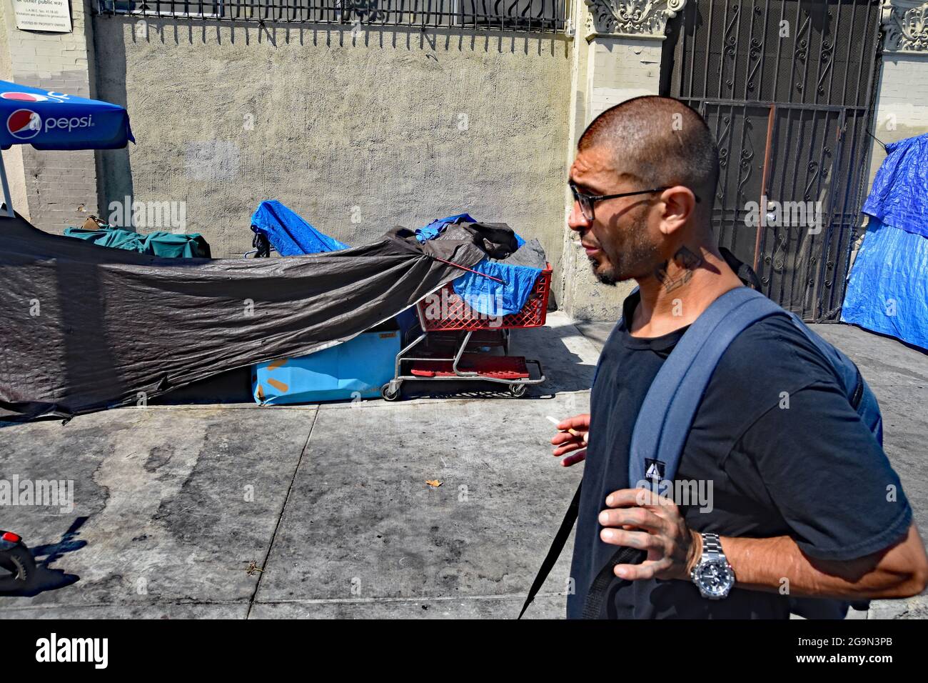 Skid Row, Downtown Central Los Angeles, Kalifornien, USA, Juni 2021. Richard, ein Mann, der an Drogenmissbrauch und psychischen Erkrankungen leidet.Los Angeles steht vor einer humanitären Krise, die es noch nie zuvor gesehen hat, da Obdachlosigkeit und Drogenmissbrauch in dem Gebiet namens "Skid Row" zunehmen. Die Covid-19-Pandemie hat das Problem noch verstärkt, da die Immobilienpreise durch das Dach gingen, die Arbeitslosenquote zunahm und die illegale Einwanderung eine Explosion in der Obdachlosigkeit verursachte. Schätzungsweise 70,000 Menschen durchstreifen die Straßen und campen in der Stadt in der Nähe der ein- und Ausgänge der Autobahnen, unter Brücken und Überführungen, in Parks und VA Stockfoto