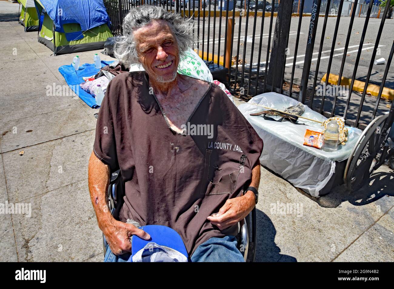 Skid Row, Downtown Central Los Angeles, Kalifornien, USA, Juni 2021. Los Angeles steht vor einer humanitären Krise, die es noch nie zuvor gesehen hat, da Obdachlosigkeit und Drogenmissbrauch in dem Gebiet namens „Skid Row“ zunehmen. Die Covid-19-Pandemie hat das Problem noch verstärkt, da die Immobilienpreise durch das Dach gingen, die Arbeitslosenquote zunahm und die illegale Einwanderung eine Explosion in der Obdachlosigkeit verursachte. Schätzungsweise 70,000 Menschen durchstreifen die Straßen und campen in der Stadt in der Nähe der ein- und Ausgänge der Autobahnen, unter Brücken und Überführungen, in Parks und leerstehenden Plätzen und auf Gehwegen. Psychische Erkrankungen und Drogenmissbrauch Stockfoto