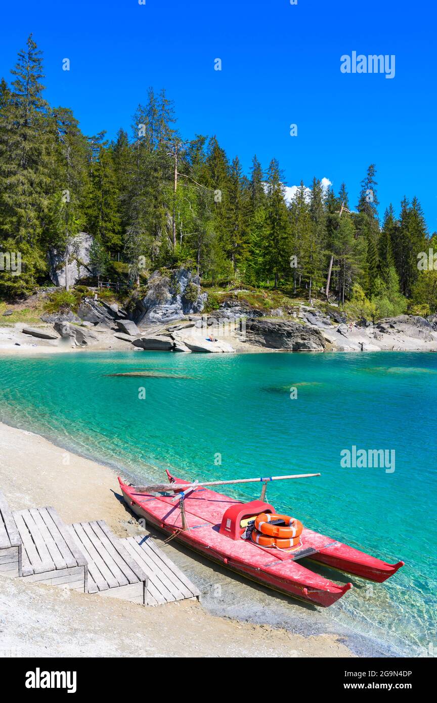 Boot am Ufer des Caumasees (Caumasee) mit kristallklarem Wasser in wunderschöner Berglandschaft bei Flims, Graubünden - Schweiz Stockfoto