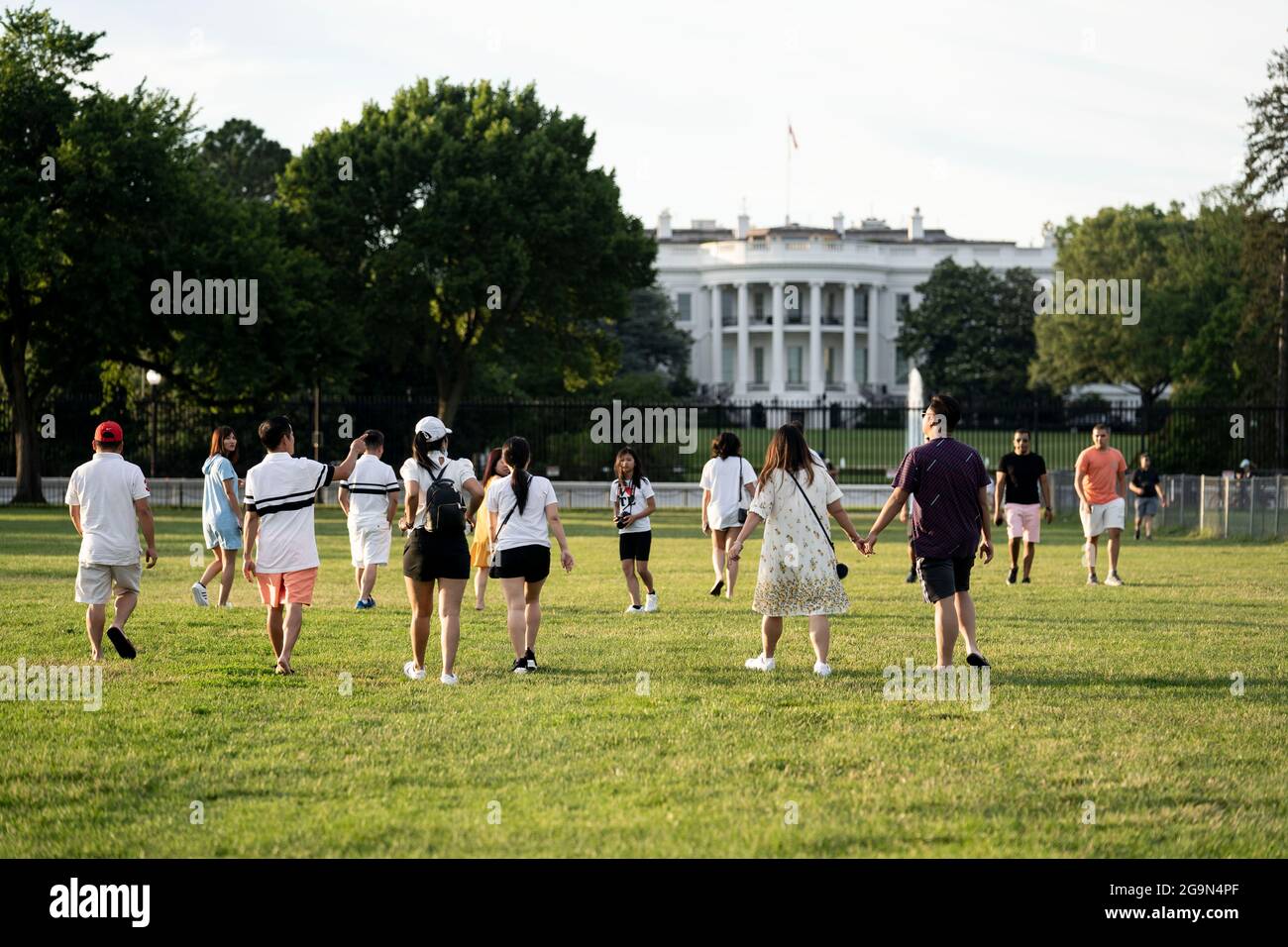 (210727) -- WASHINGTON, 27. Juli 2021 (Xinhua) -- Menschen wandern in der Nähe des Weißen Hauses in Washington, D.C., USA, 22. Juni 2021. (Xinhua/Liu Jie) Stockfoto