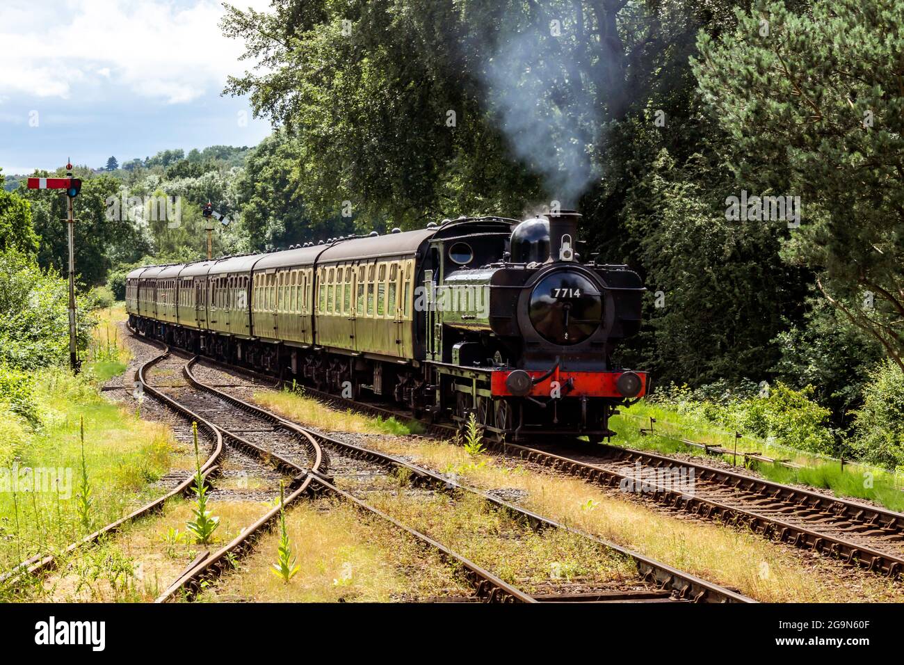 GWR Pannier Panzerlokomotive 7714 in Richtung eines Personenzuges auf der Severn Valley Railway Shropshire Stockfoto