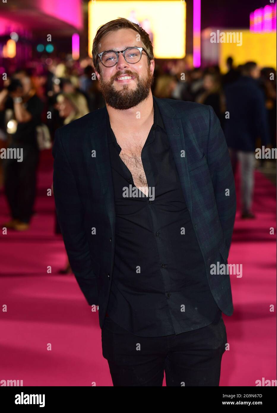 Datei-Foto vom 16/1018 von Love Island Erzähler Iain Stirling, der gesagt hat, dass seine neue Comedy-Serie Buffering auf seiner eigenen Erfahrung im Kinderfernsehen basiert. Die sechsteilige Serie, die von dem mit BAFTA ausgezeichneten Komiker erstellt und mit ihm bespielt wurde, dreht sich um einen TV-Moderator für Kinder, der Kinder nicht mag und sich in einer instabilen Beziehung zu einem TV-Produzenten befindet. Ausgabedatum: Dienstag, 27. Juli 2021. Stockfoto