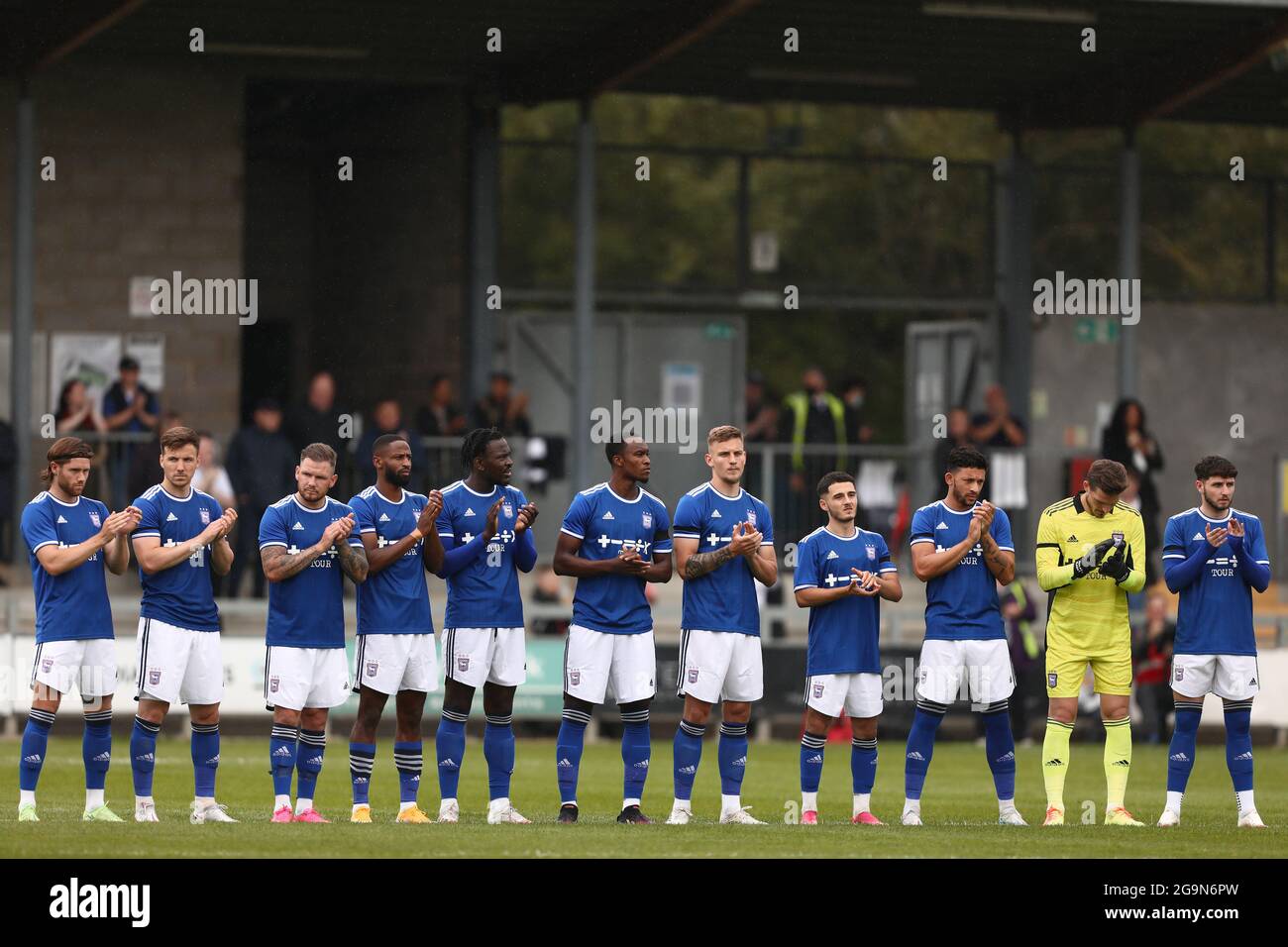 Die Spieler von Ipswich Town applaudieren vor dem Spiel in Bezug auf den leider verstorbenen ehemaligen Spieler Paul Mariner - Dartford gegen Ipswich Town, Pre-Season Friendly, Princes Park, Dartford, Großbritannien - 10. Juli 2021 Stockfoto