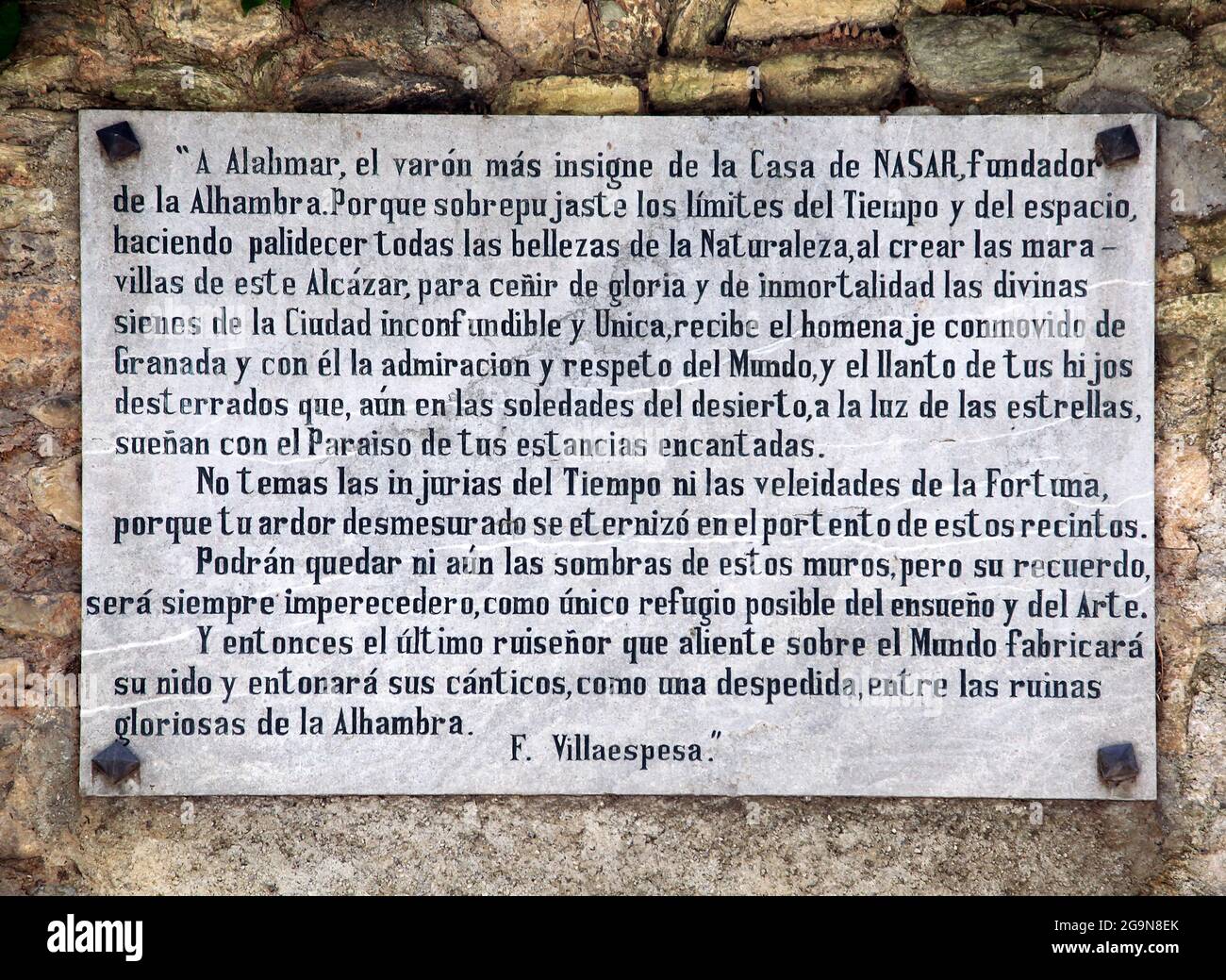 Schreiben von Francisco Villaespesa Martín (1877 - 1936.Spanischer Schriftsteller) An der Alhambra in Granada.auf dem Hügel al-Sabika,am Ufer des Flusses Darro,Granada Spanien.erbaut als Festung Im Jahr 889 n. Chr. wiederaufgebaut Mitte des 13. Jahrhunderts durch den arabischen Nasridenemir Mohammed ben Al-Ahmar vom Emirat Granada, nach der christlichen Reconquista Im Jahr 1492 wurde der Ort zum Königlichen Hof von Ferdinand und Isabella Stockfoto