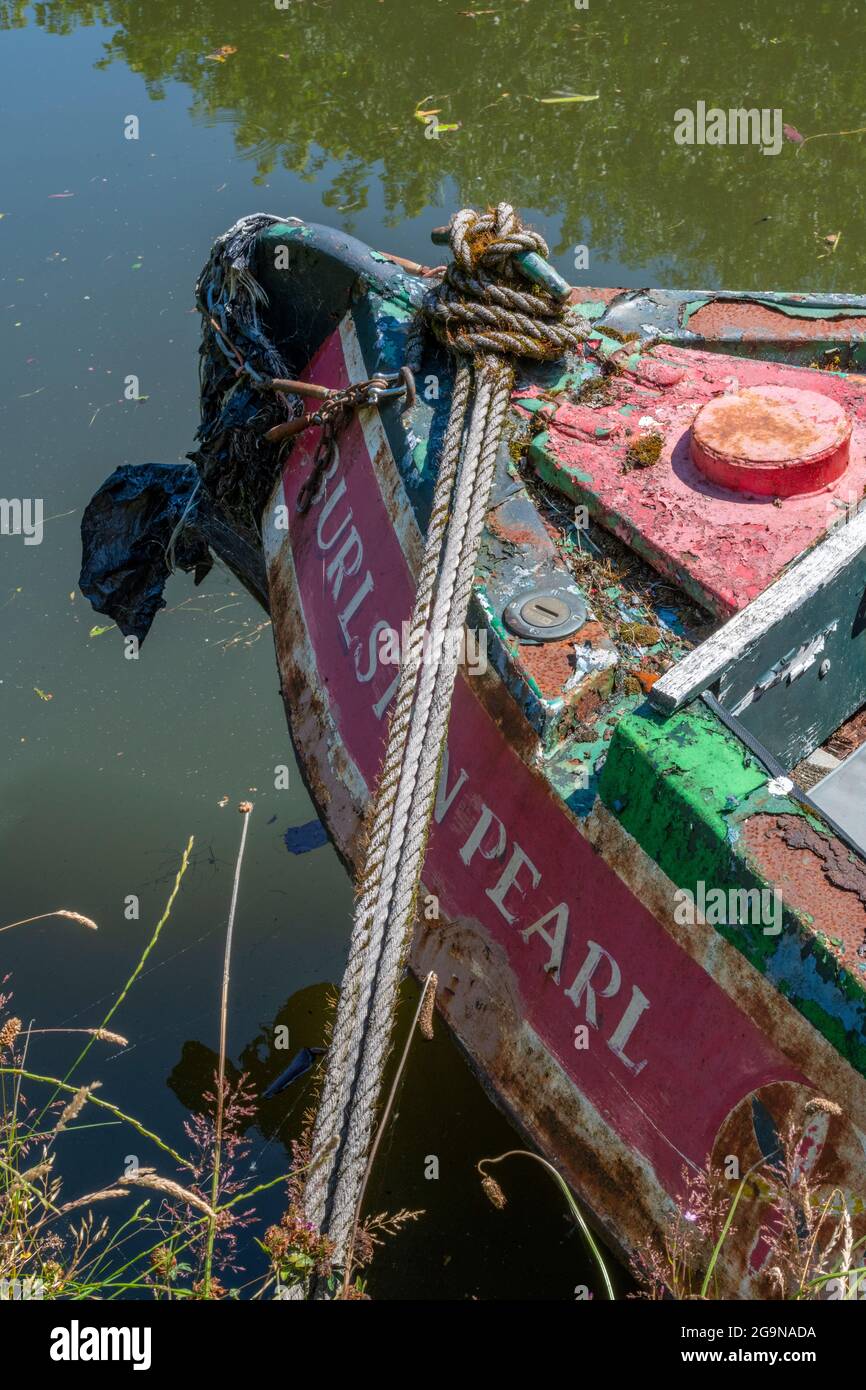 Der Bug oder die Front eines alten, nicht mehr verwendeten, bunt rostigen alten Kanalenrowboots auf dem Abschleppweg des bridgewater Kanals im Verkauf Greater manchester. Barge Bows Stockfoto