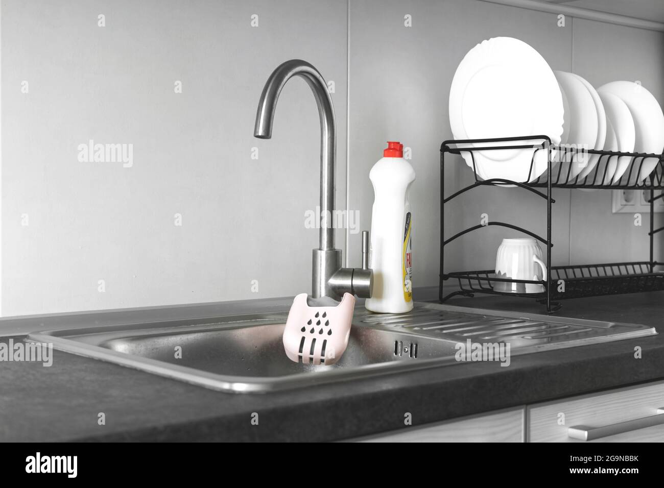 Küchenwaschbecken aus Edelstahl im modernen Küchenhintergrund Stockfoto